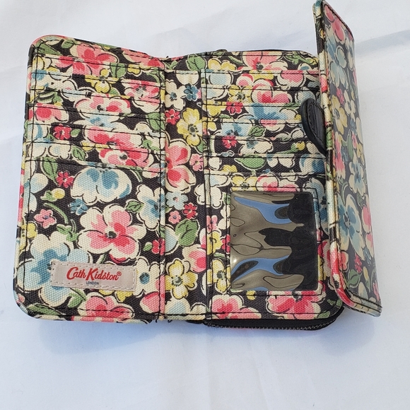 Beautiful Cath Kidston 17 Slot Wallet - Picture 3 of 6